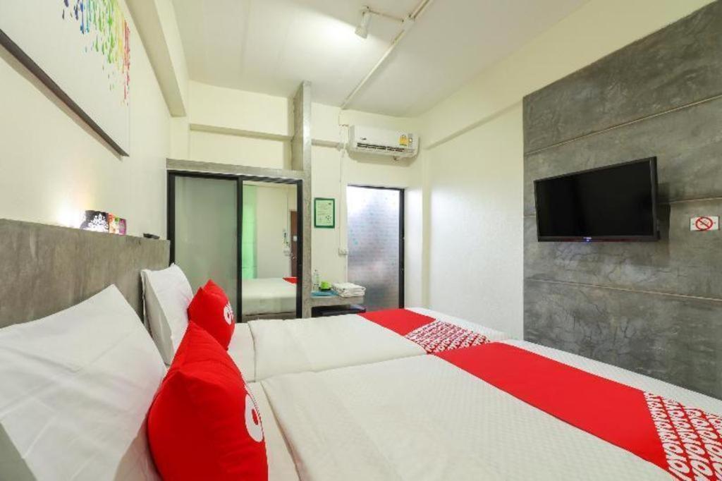 Oyo 412 7 Days Hotel Chiang Mai Eksteriør bilde