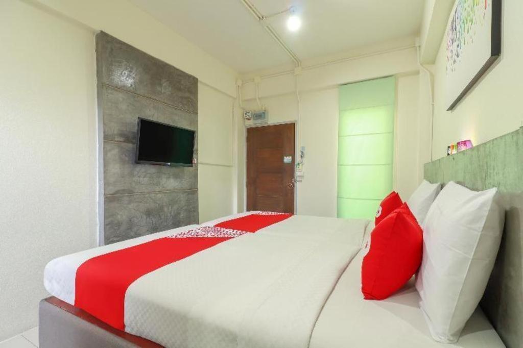 Oyo 412 7 Days Hotel Chiang Mai Eksteriør bilde